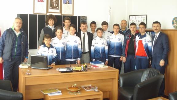 Şehit Engin Eker Ortaokulu Futsal (Salon Futbol) Takımı İlçe Milli Eğitim Müdürümüz Osman ÖZKAN´ı ziyaret etti. 